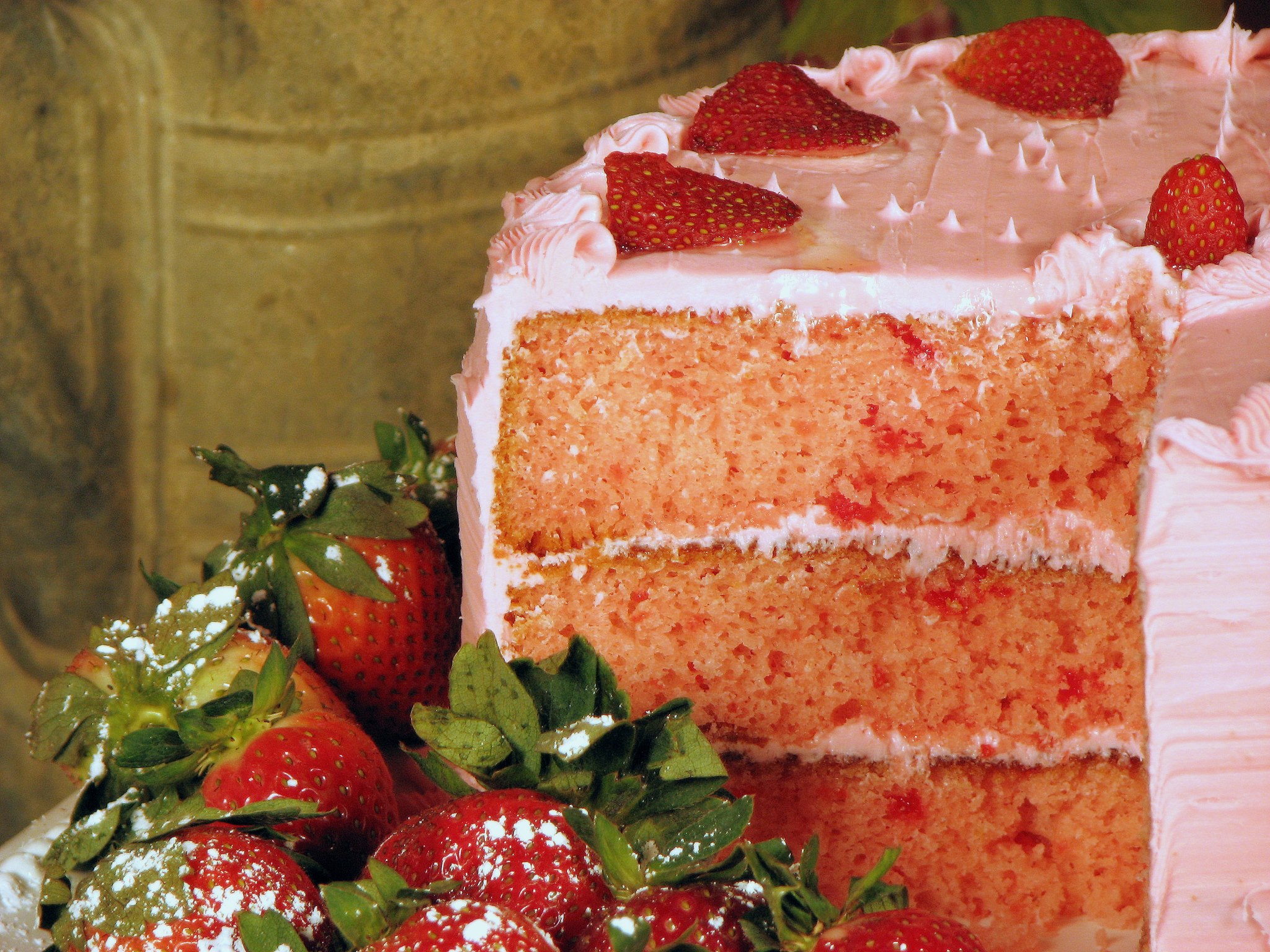 For over fifteen years, Rodney’s has been serving folks across the area, regardless of guests dining in for fresh goodness or Rodney’s bringing everything fresh to a catered event. For those who enjoy tantalizing their tastebuds with their own hint of Southern flavor, they genuinely make sure it’s in every bite. The family atmosphere is a staple that makes Rodney’s different than other places. You have to experience it yourself. It’s locally owned and seasoned with family tradition from the kitchen to the dining room table, and often delivered for the perfect occasion . Arrive early for a hearty breakfast throughout the week. Meet family and friends, or meet a group in the private dining room. Rodney’s has been a favorite place to gather. Breakfast is served at 8 a.m. and doesn’t stop until noon. From biscuits to bagels, one will find something they are craving. The new item on the menu, the Texan, you may want to ask about. They also offer omelets, pancakes, and a variety of other breakfast choices — highlights and attractions from this guide
